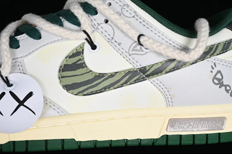 All Categories Nk SB Dunk Series Nk SB Dunk Low Low-top Sneakers Nk Dunk Low Panda Prank-Hip-hop Theme Ghost Face Sea SB Strap Low-top Casual Sneakers DD1391-300